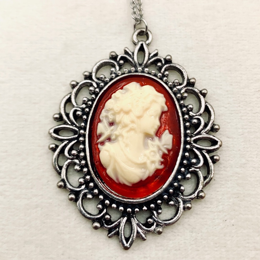Victorian lady Cameo pendant necklace red/burgundy silver-tone vintage gothic